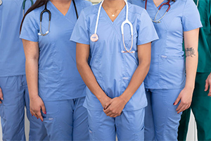 Indumentaria de trabajo para empleados medicos.